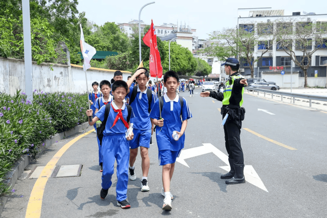 深圳上千名小学生,完成20公里远足挑战!