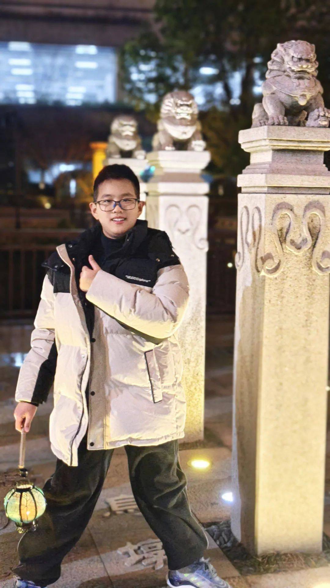 光是柱状的,斜斜地掠过窗.车是慢慢的,路的尽头被一片绿意遮掩.