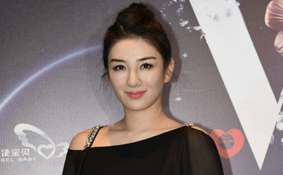 原创没遗传妈妈美貌黄奕晒11岁女儿合照太可惜了跟爸爸一模一样
