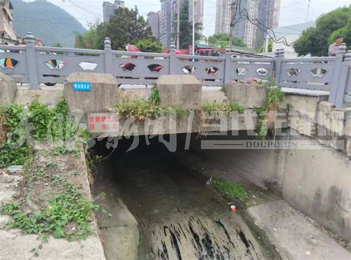 贵阳南明河有绿色污水排入职能部门回应