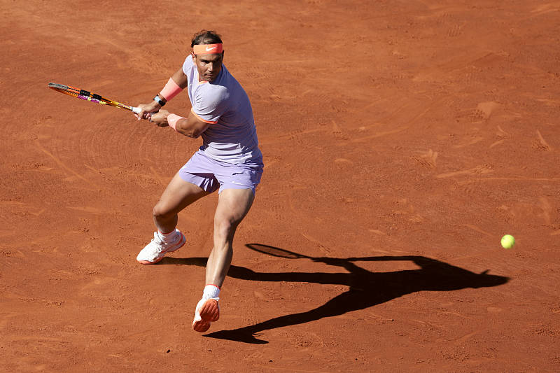 在男单首轮比赛中,纳达尔展示了标志性的绕头正手上旋击球,在得分后