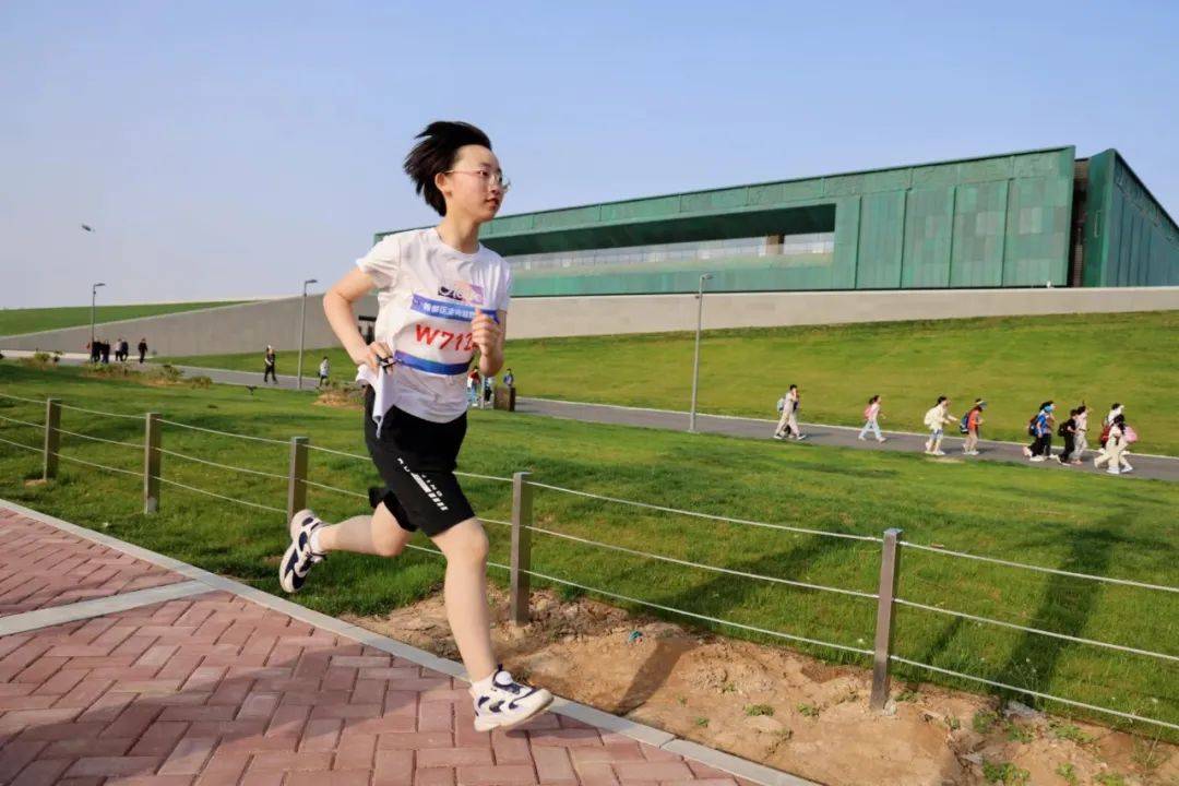 殷都区举办第二届"幸福杯"中小学定向越野赛_比赛