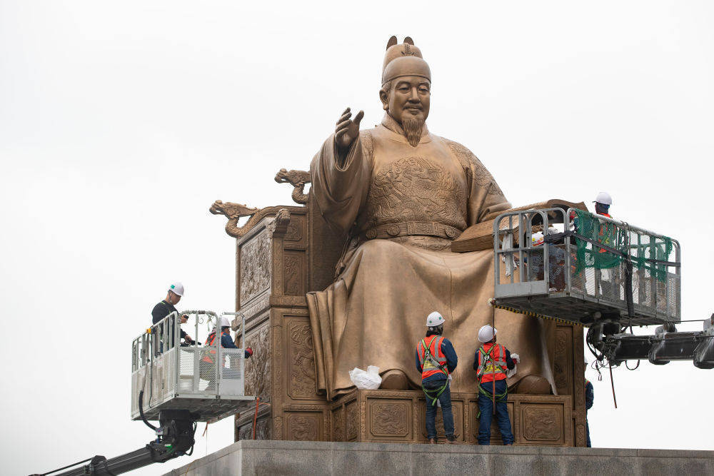 韩国首尔:给世宗大王铜像"洗澡"