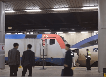韩国首尔两辆火车相撞：载287名乘客 致列车脱轨4人受伤