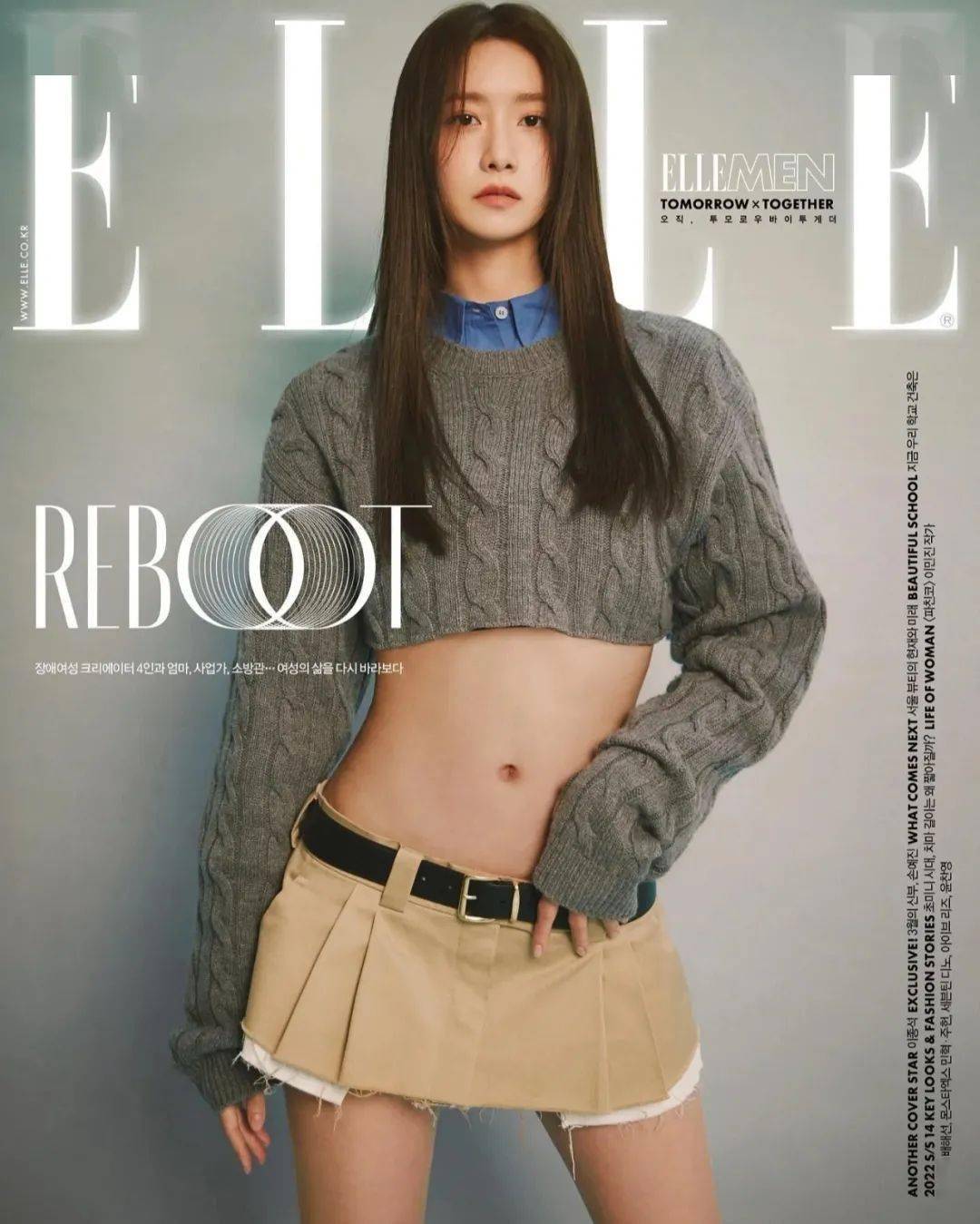 如果挡住模特的中心位置,你会发现正统的灰色针织毛衣,严肃的工作衬衫