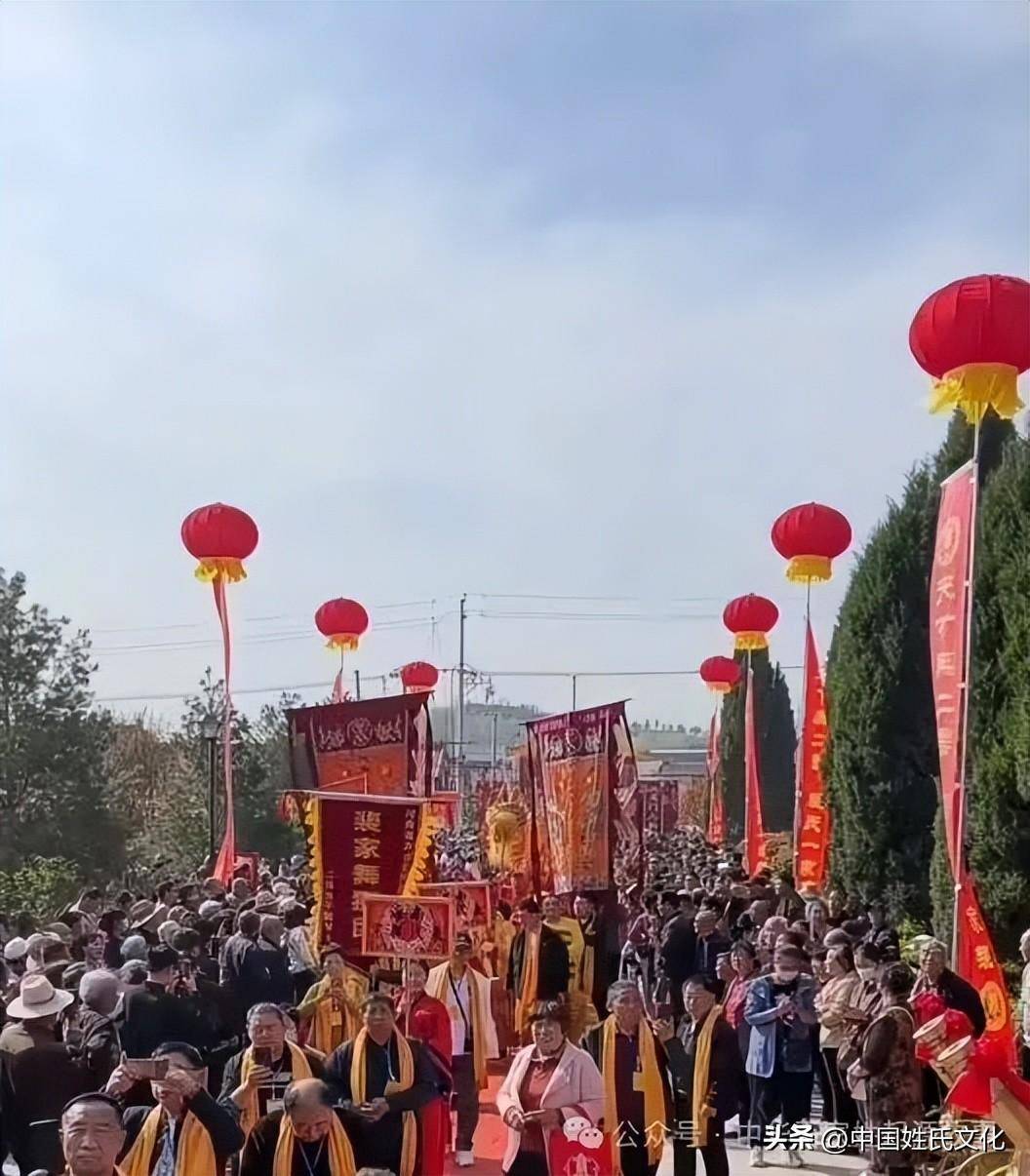 裴姓发源于山西省闻喜县裴柏村,这个村也是有名的"中华宰相村",村里有