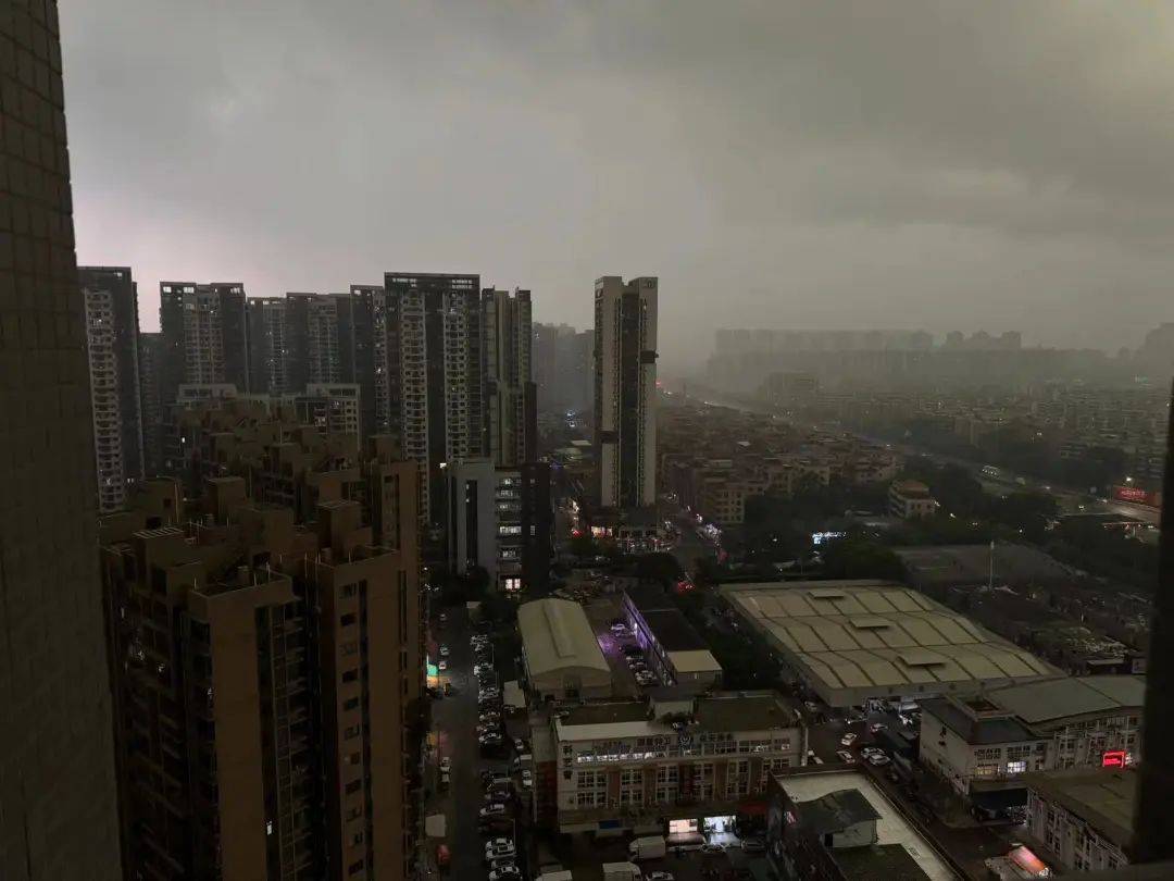 横扫了佛山长约600公里一条罕见的超长飑线大风,暴雨齐登场强风大雨