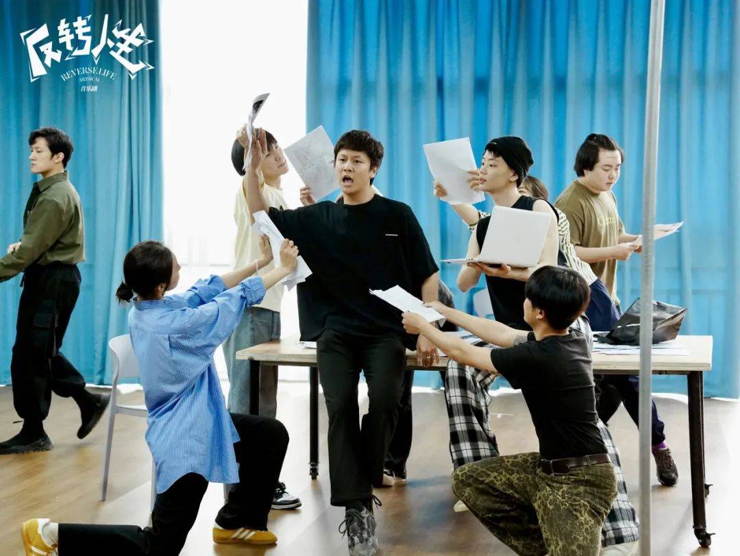 剧情简介一档电视综艺节目突然遭遇嘉宾"塌房"危机,制作人为了确保