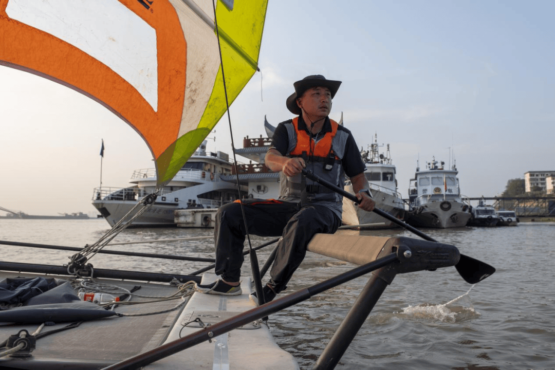 守护好一江碧水岳阳伢子廖磊领航多艘无动力环保帆船