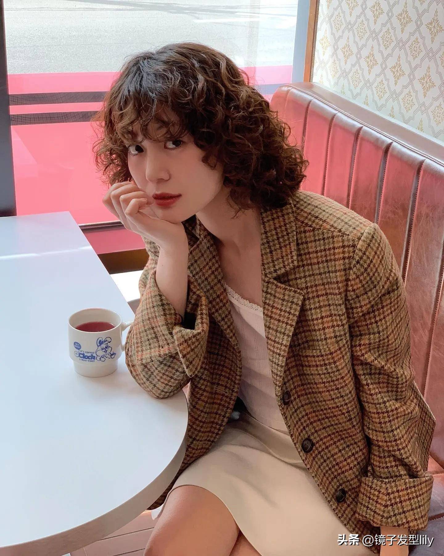 想换发型没目标?齐脖羊毛卷搭配卷卷的刘海好看时尚显气质