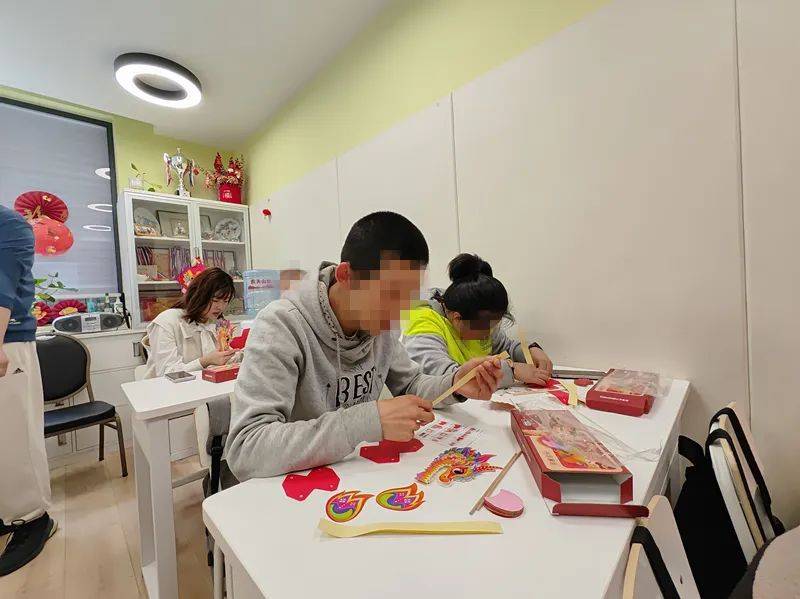 这群特殊青年收获了一份甜蜜的礼物_周家桥街道_活动_关爱