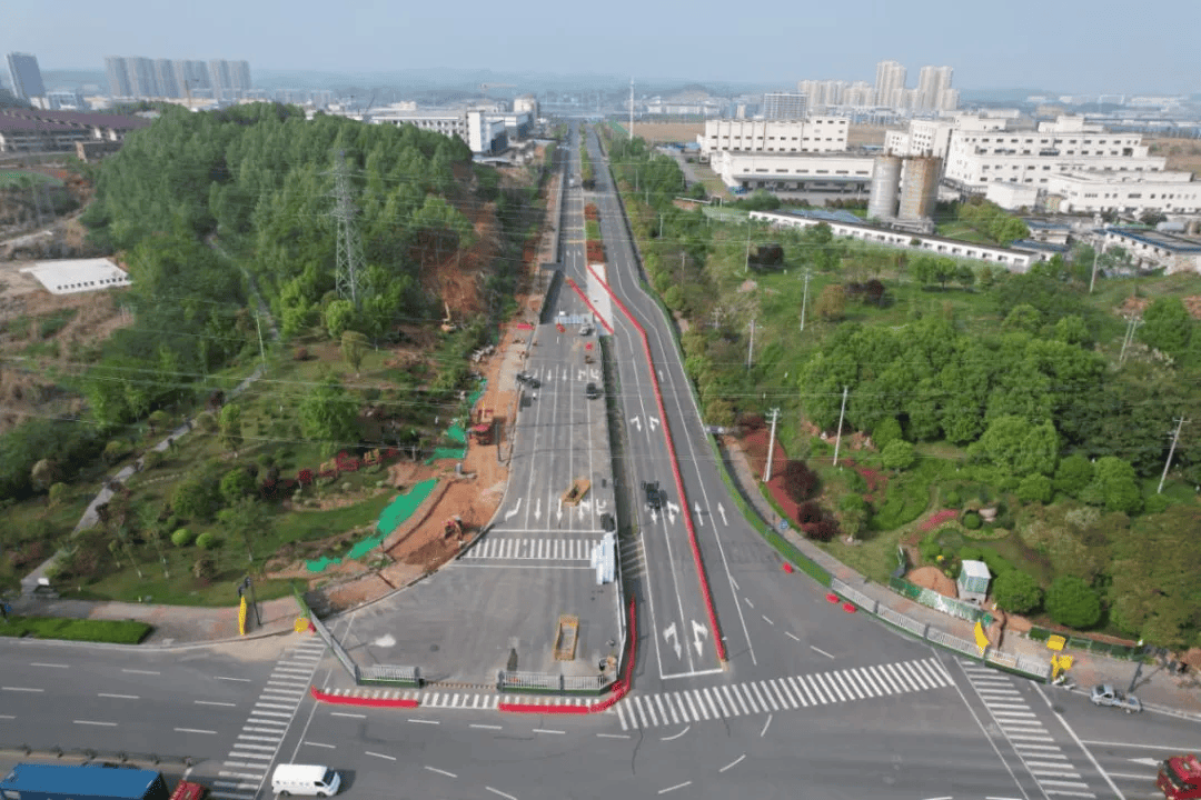 目前,花溪路除汉宜路—峡州大道段外,其余路段均按城市快速路标准