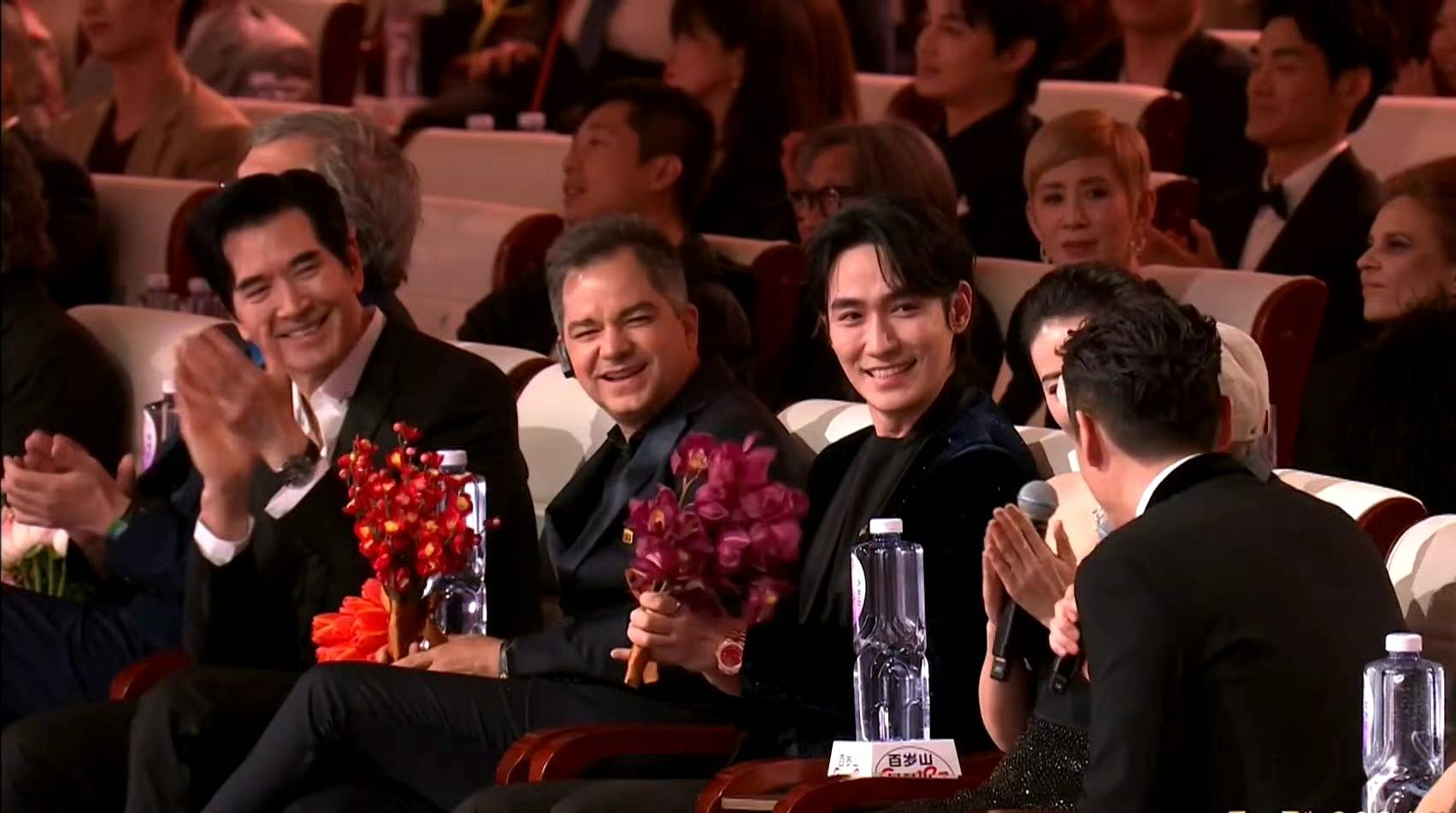 张歆艺的胸,关晓彤的腿,周也的脸,这些女星好身材终于藏不住了_胡歌