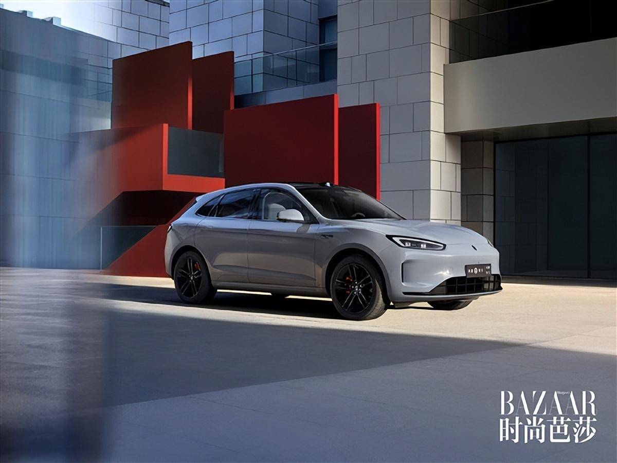 其中rs可选配20英寸rs黑曜运动轮毂以及rs黑耀套件,连车头的logo都