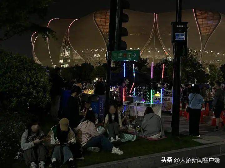 周杰伦演唱会喊话西湖边唱歌大爷上热搜！场外这一幕更意外