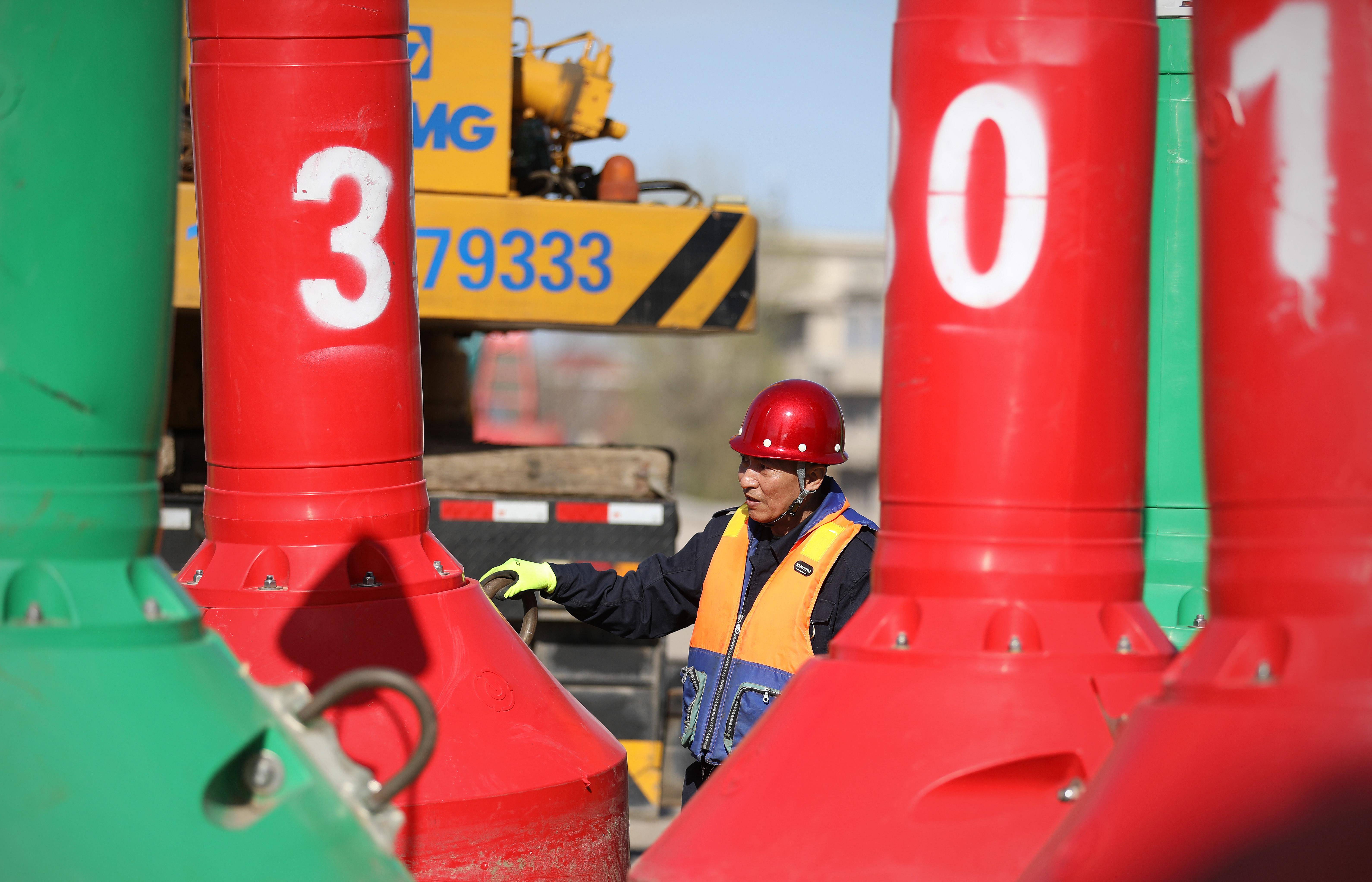 图片故事丨我为航标换春装航标工老王退休前的最后一次换标