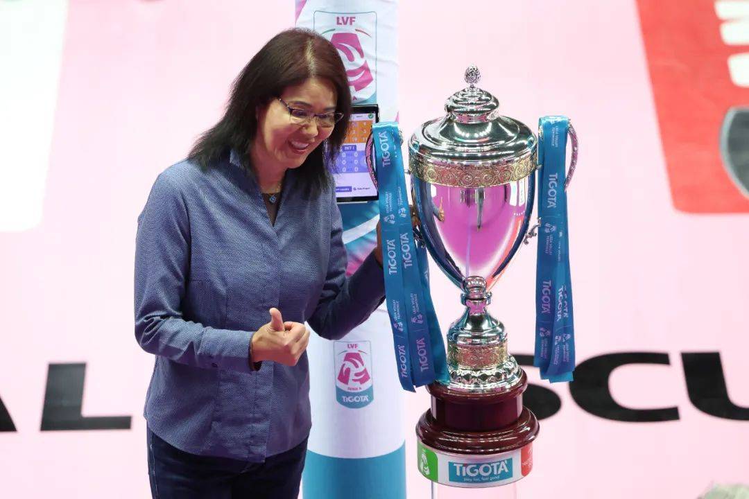 郎平现身意甲决赛现场 手捧奖杯入场 为朱婷加油助威_比赛_坎迪奇