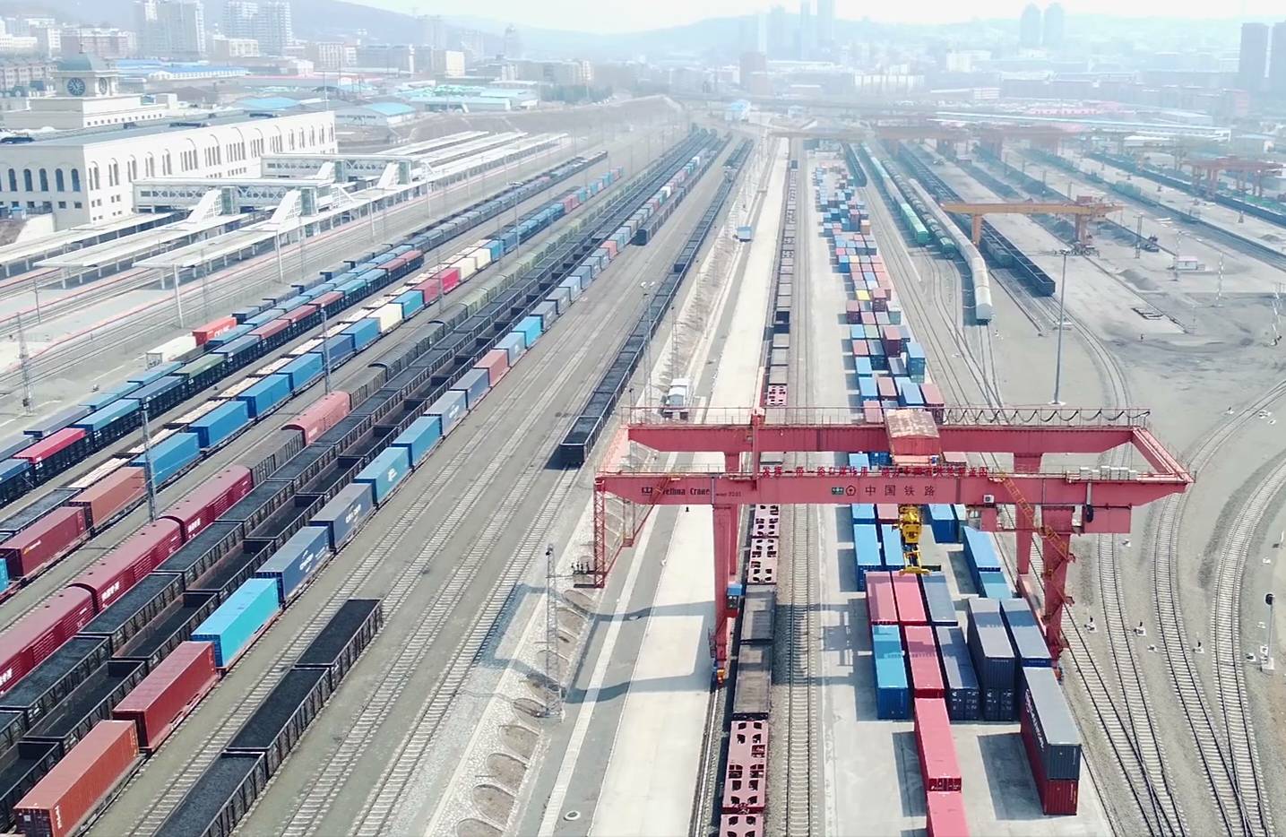 这趟班列入境到达绥芬河站南场后,车站翻译立刻译票确认到站信息,运转