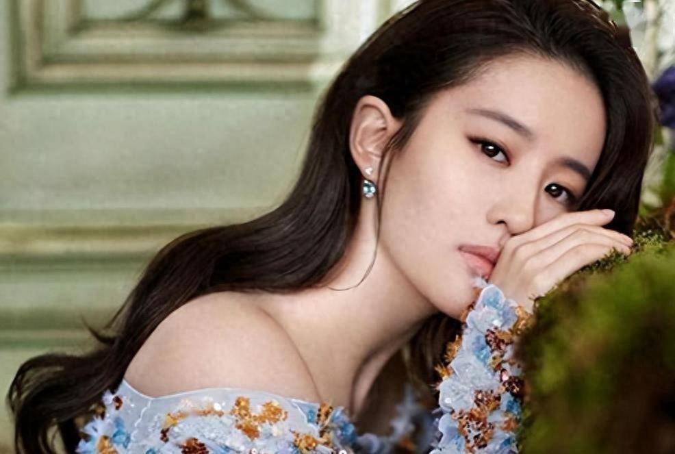 家世显赫,离异后再婚,心中一直牵挂刘亦菲,晚年感恩前妻的付出