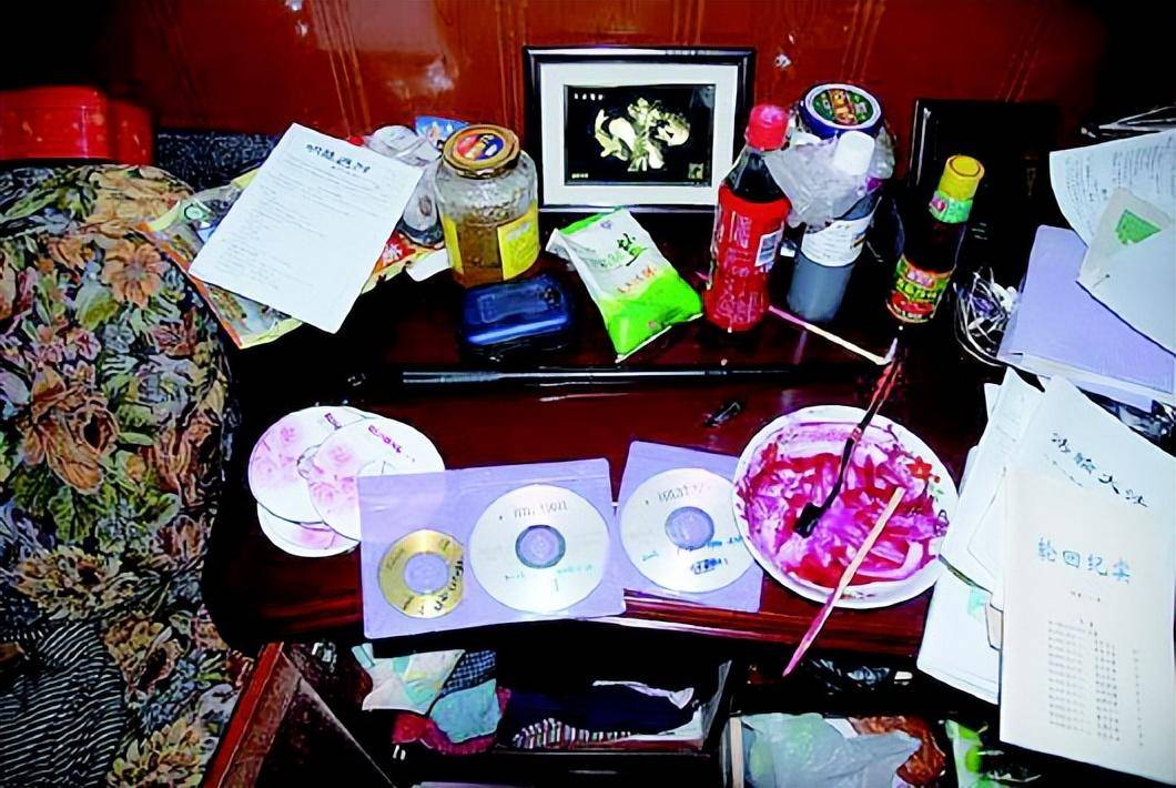 陆雪琴等人伪造迫害情景用的警棍,红墨水,番茄酱,绳子等在境外"法轮