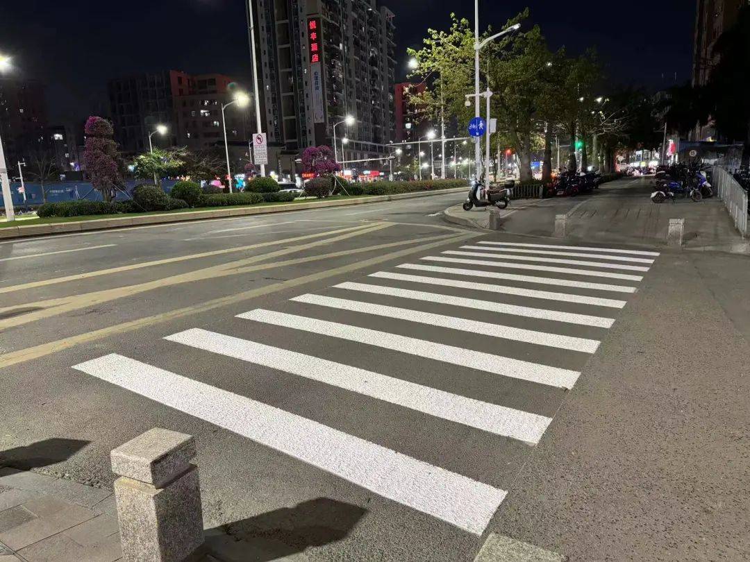 "甩涂双组分",斑马线穿"新衣"