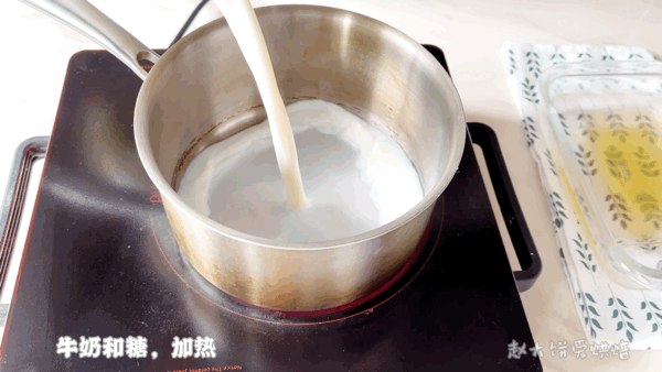 放置温热,加入泡软的吉利丁片,完全融化混合均匀④倒回椰子奶里,搅拌