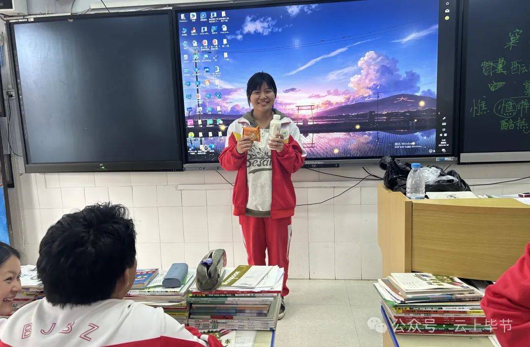 毕节八中初三的学生李显彦在放学途中行至天河路时发现路面积水严重