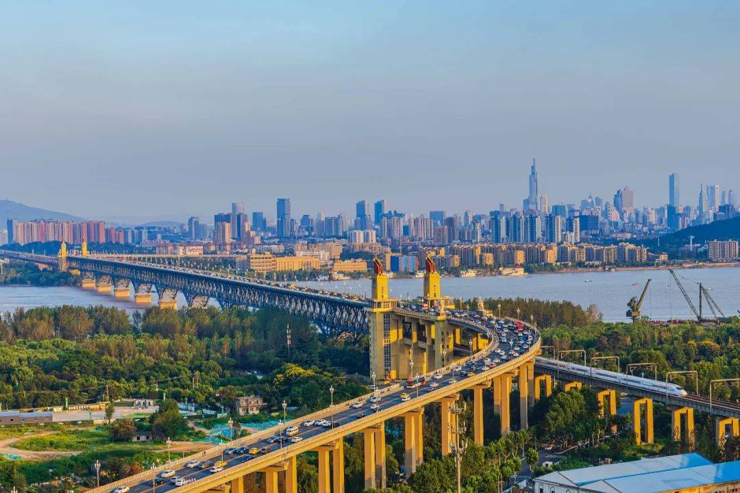 碧波之上南京长江大桥飞架南北它以气贯长虹的"中国跨度"和气吞山河的