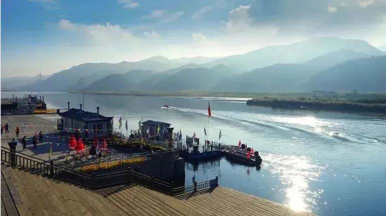 鸭绿江游船码头位于青石镇望江村,与朝鲜一江之隔的边境村落.