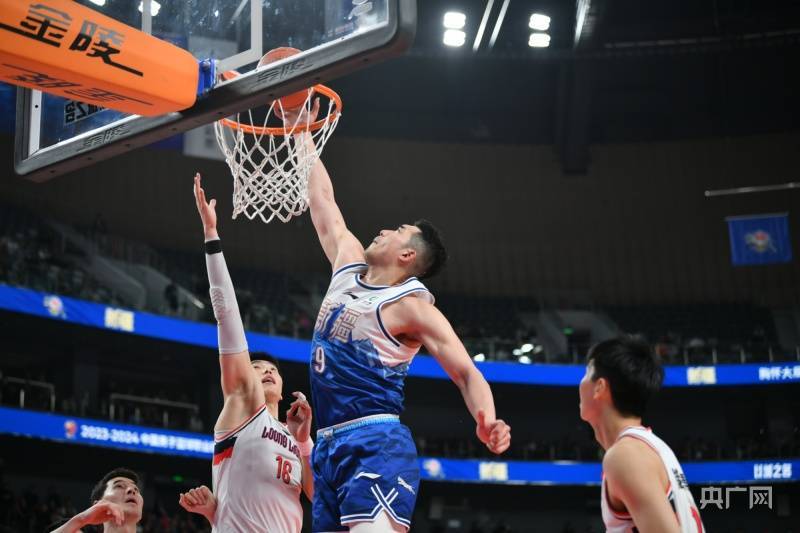 新疆男篮17分大胜广州 迎来季后赛开门红