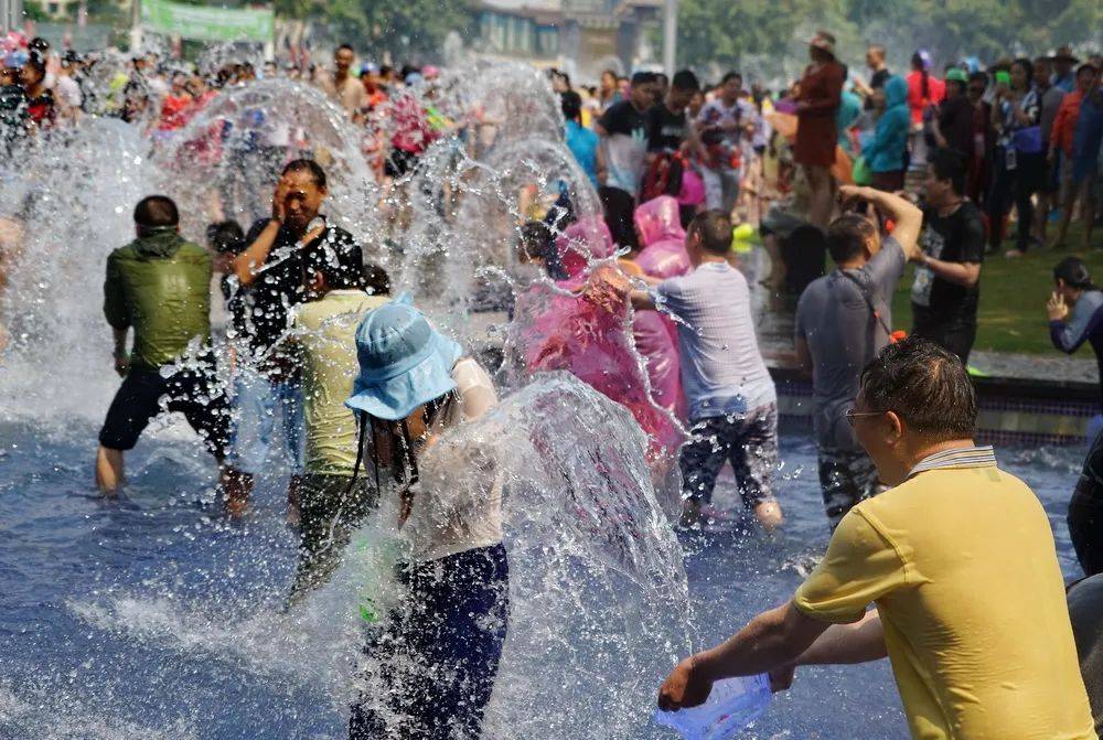 西双版纳泼水节游街图片