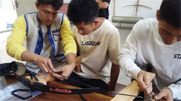 建了700多平方米的射弩场聘请李晓黎做专任教师"左手持弩,右手托举