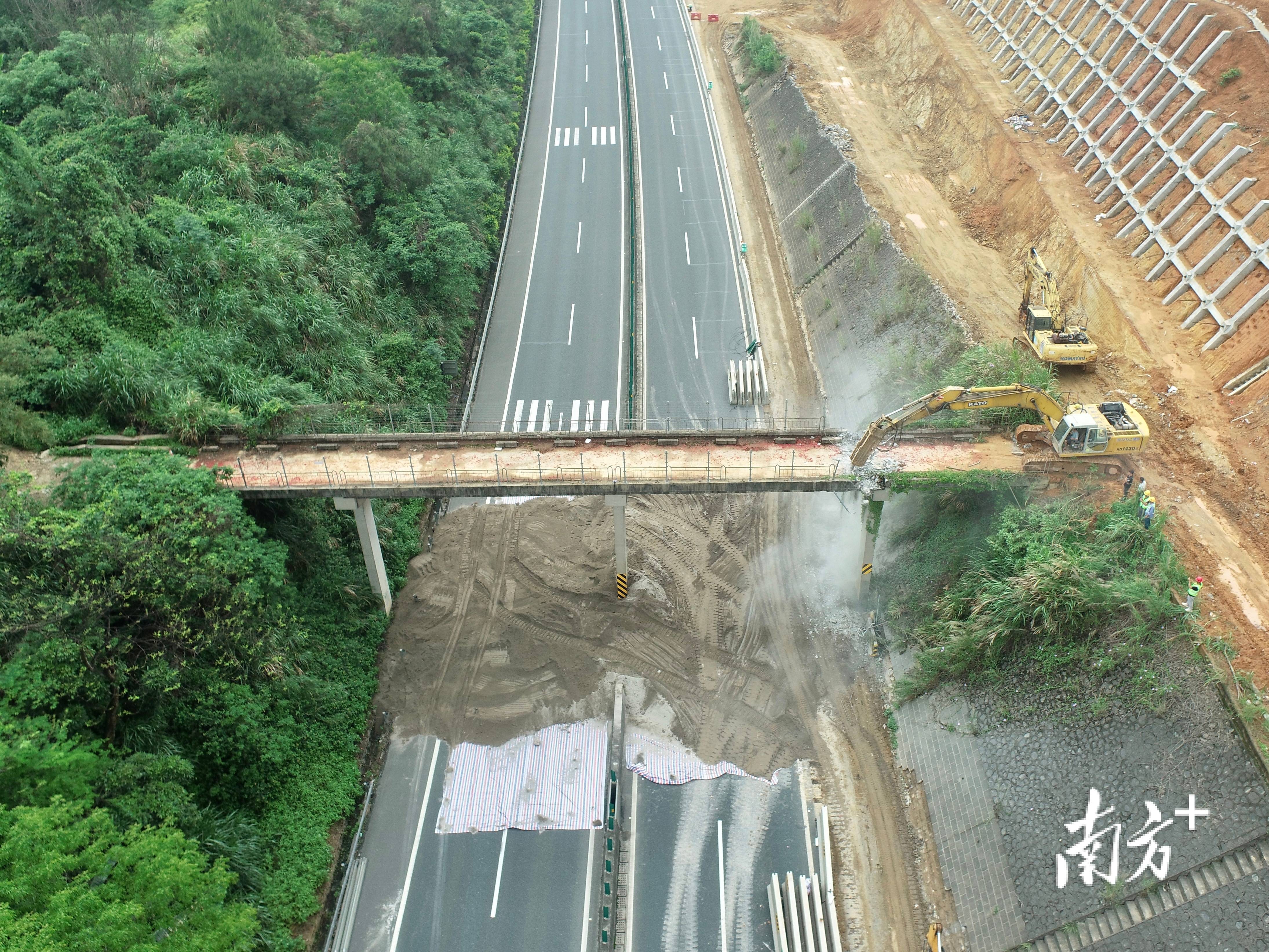 2座上跨线天桥顺利拆除 汕梅高速改扩建项目再迎新进展