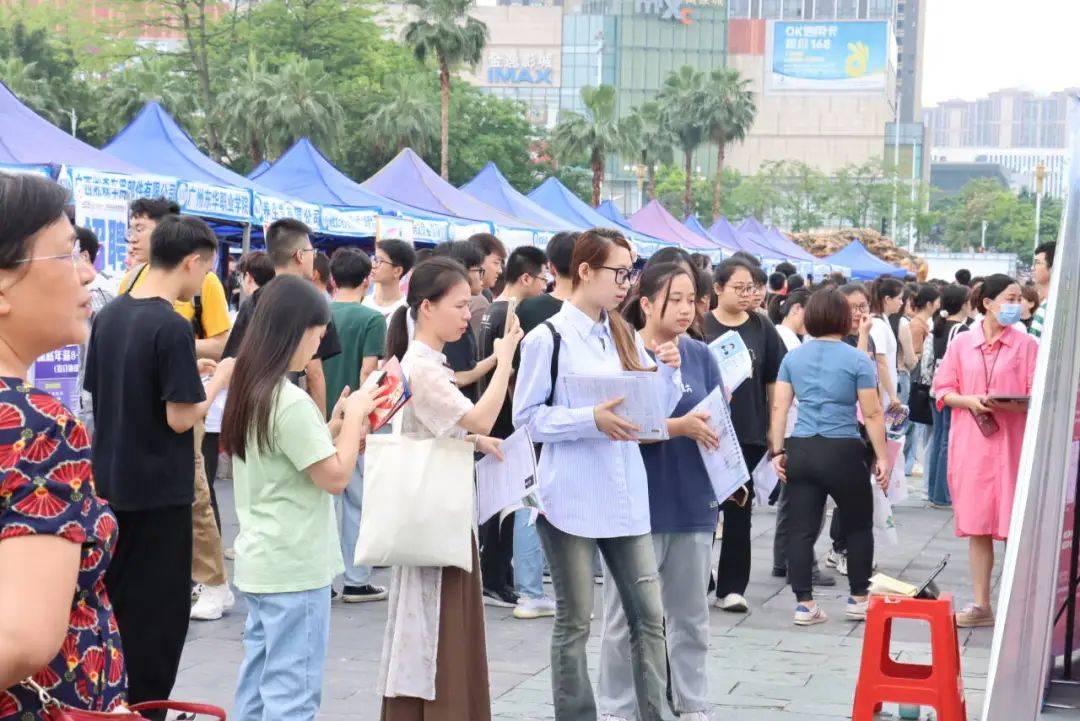 2024年柳州市"龙城人才周"引才聚才现场招聘会人气火爆