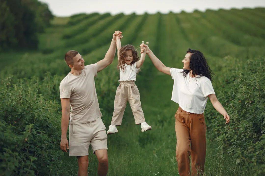 父母的这1个动作,是一个家庭最大的灾难_孩子_妈妈_孙小