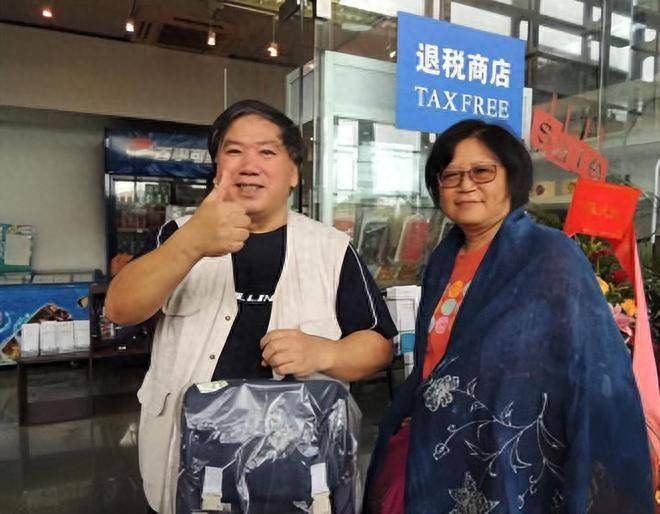   引起 一个生活在中国的韩国女孩带着父母来到中国，父母刚下飞机就一头雾水。 