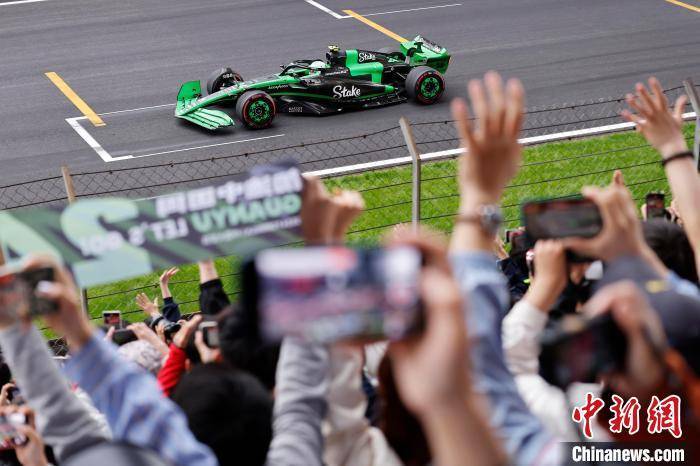 F1中国大奖赛：维斯塔潘夺冠 周冠宇第14位完赛