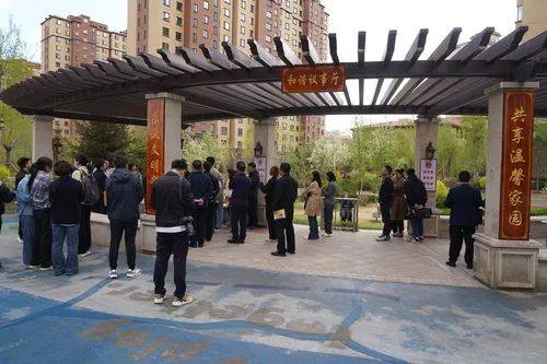 在方兴麓城壹号小区"和谐议事厅",居民,政协委员,相关职能负责人就