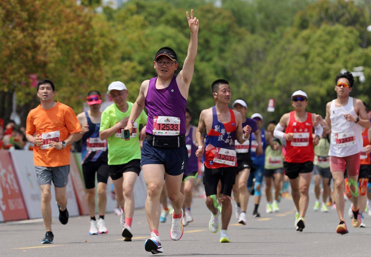 新华社发(贺敬华摄)4月21日,参赛选手在比赛中出发(无人机照片).