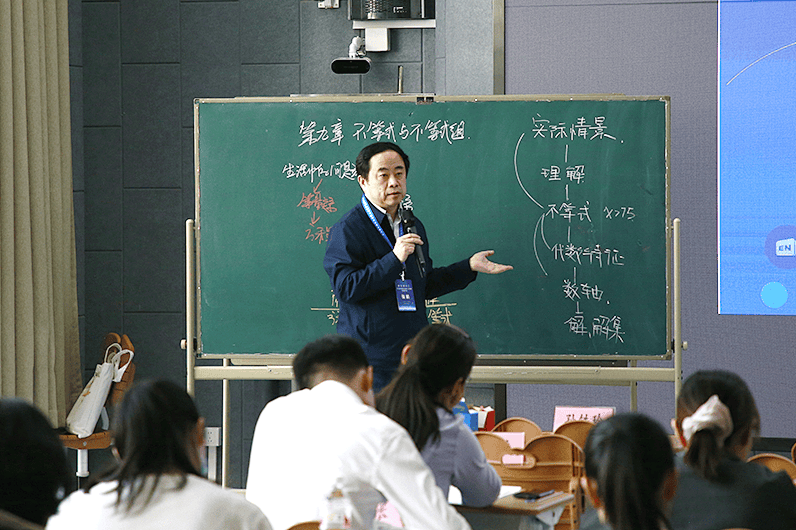 北京师范大学教育学部副教授赵国庆主持.