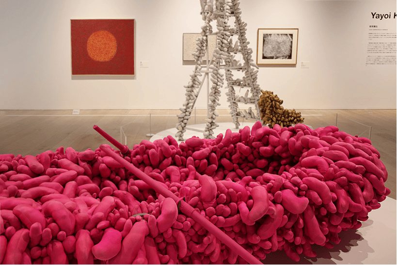 如今这幅作品,价值早已过亿(日元),1998年草间弥生举办首个回顾展时