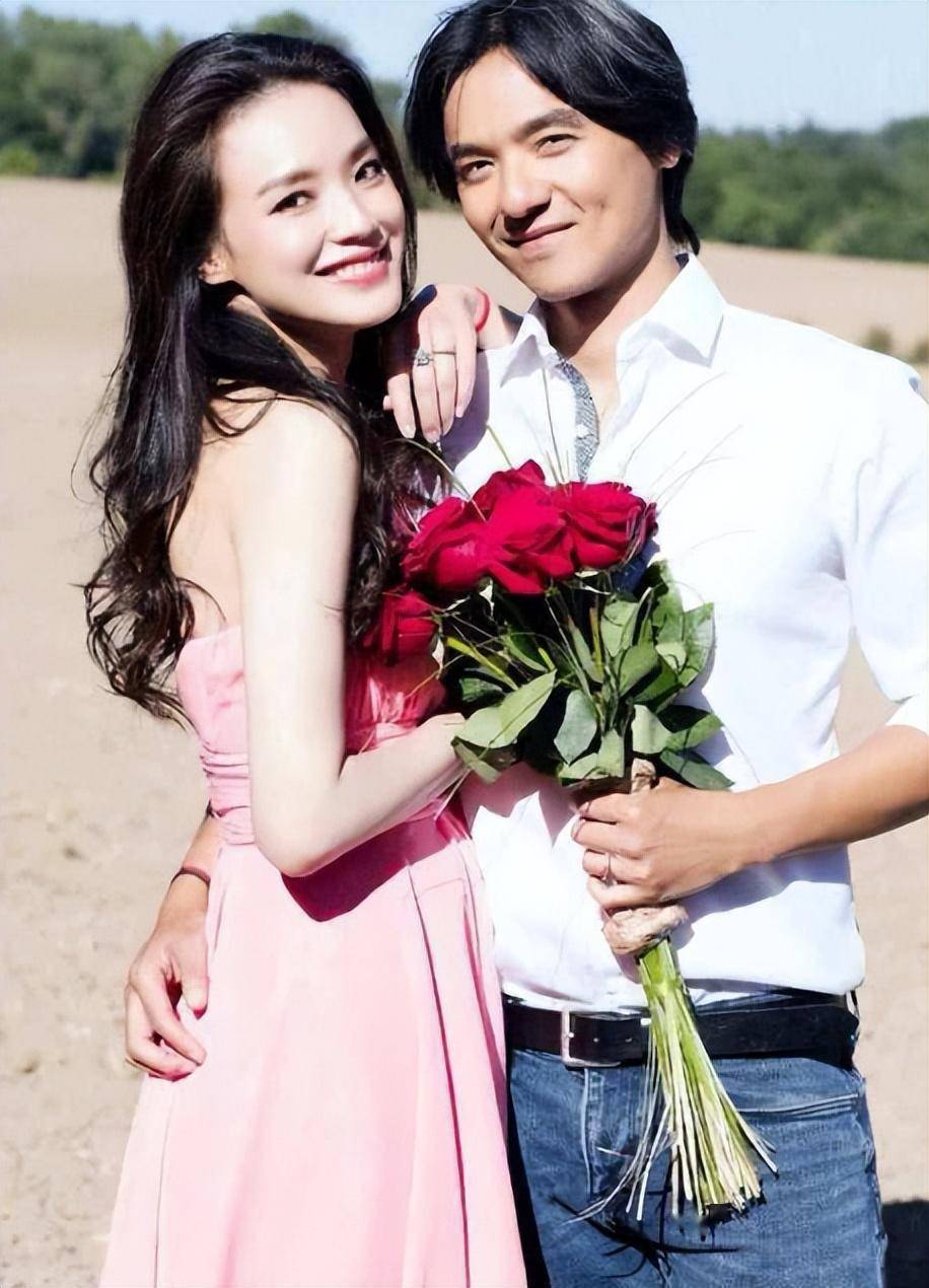 48岁舒淇补办中式婚礼,婚纱价值仅千元,冯德伦邀众星到场见证