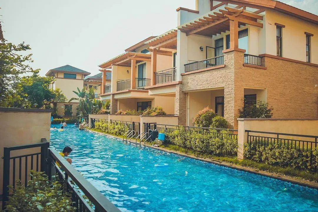 阳台直达泳道# 英德宝墩湖度假村 #与你只差一步相见的距