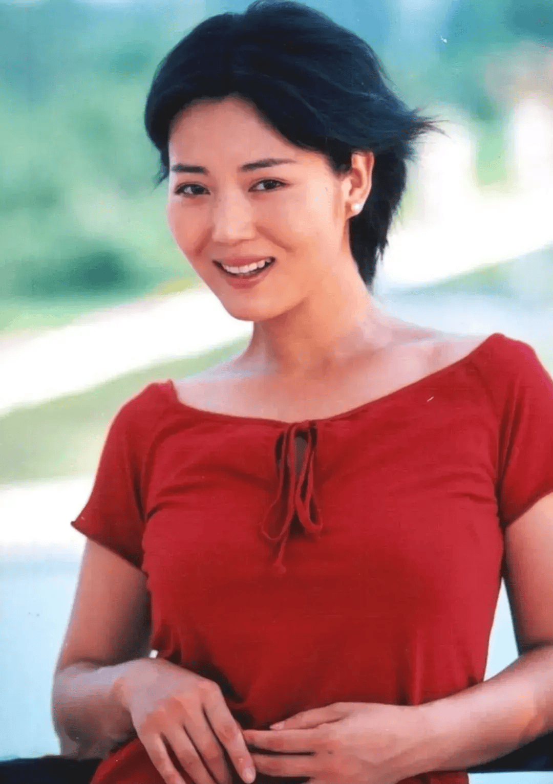 53岁王茜华到农村拍戏,同剧组年轻演员不认识麦子,把她气坏了_女人