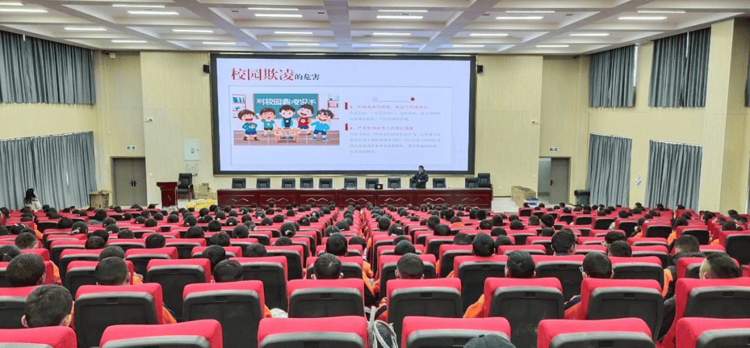 局奎泉派出所在胡杨河市第一中学开展"对校园欺凌说不"安全教育讲座