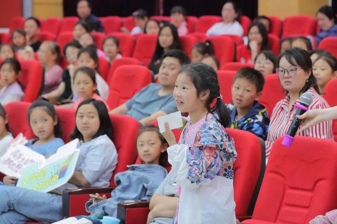 华子老师向青少年建议"文学其实可以从诗词入手",他精心挑选了国内外