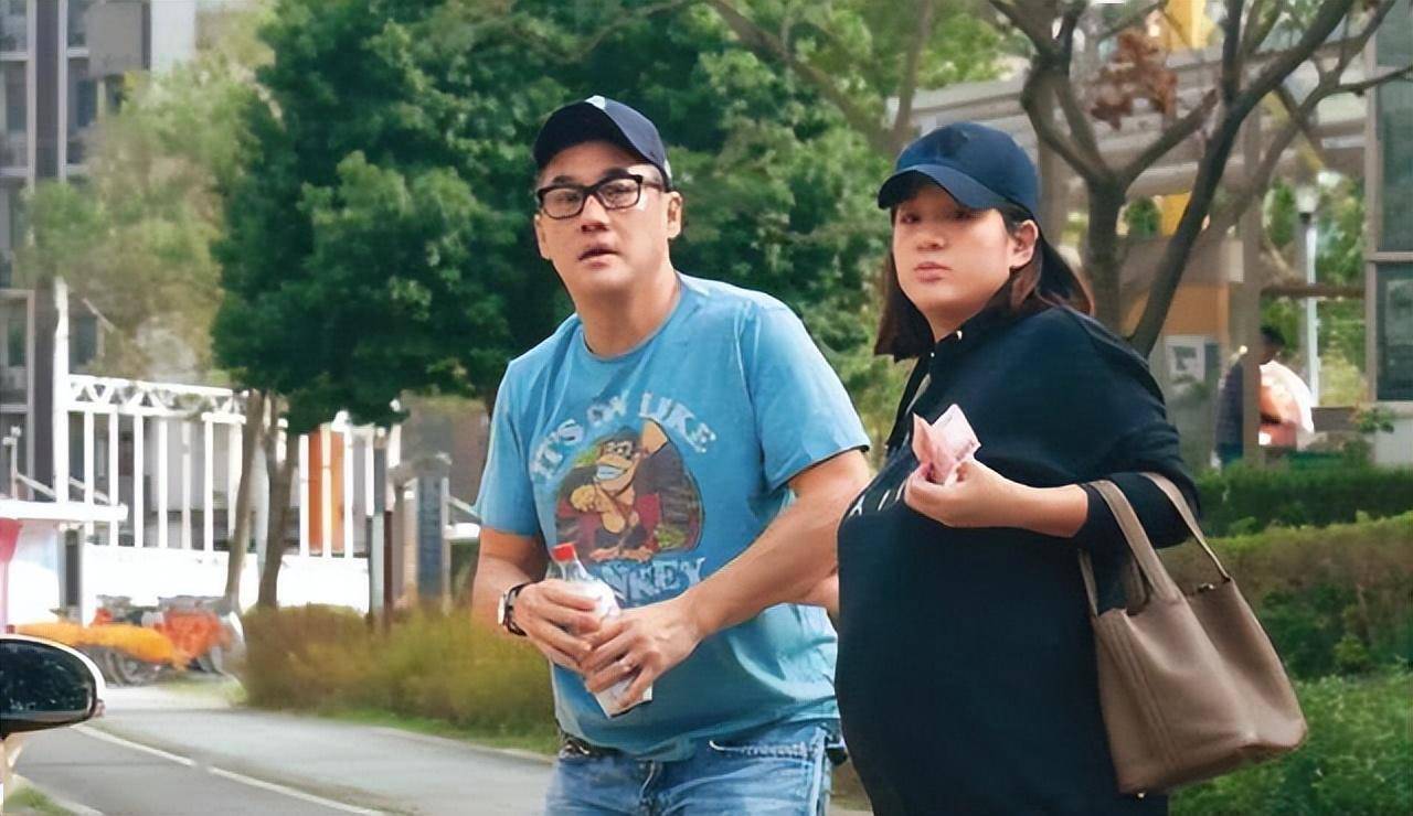 他是美籍华人英俊幽默,恋情多姿曾是不婚主义,年轻太太驱夫有术_吴大