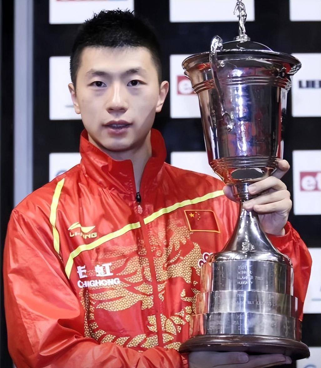 两张照片中,马龙已经从青涩变成了沉稳,甚至还有了沧桑感.