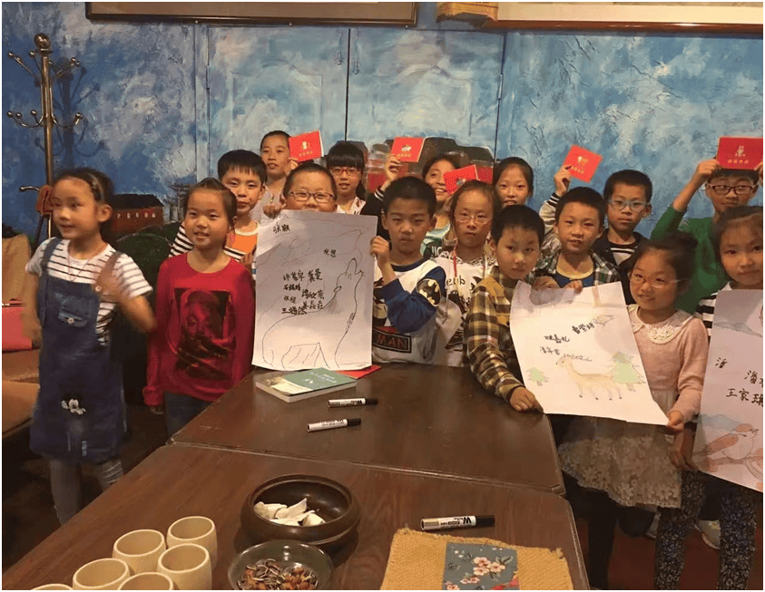 我们班把向日葵作为班级文化建设的象征,设计班徽,并组建了"向阳花