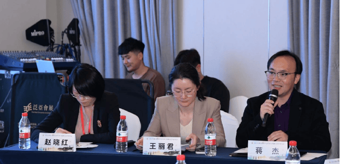 学术交流徐哲荣教授(左)朱丽君教授(右)论坛主持人青委副主委王丽君